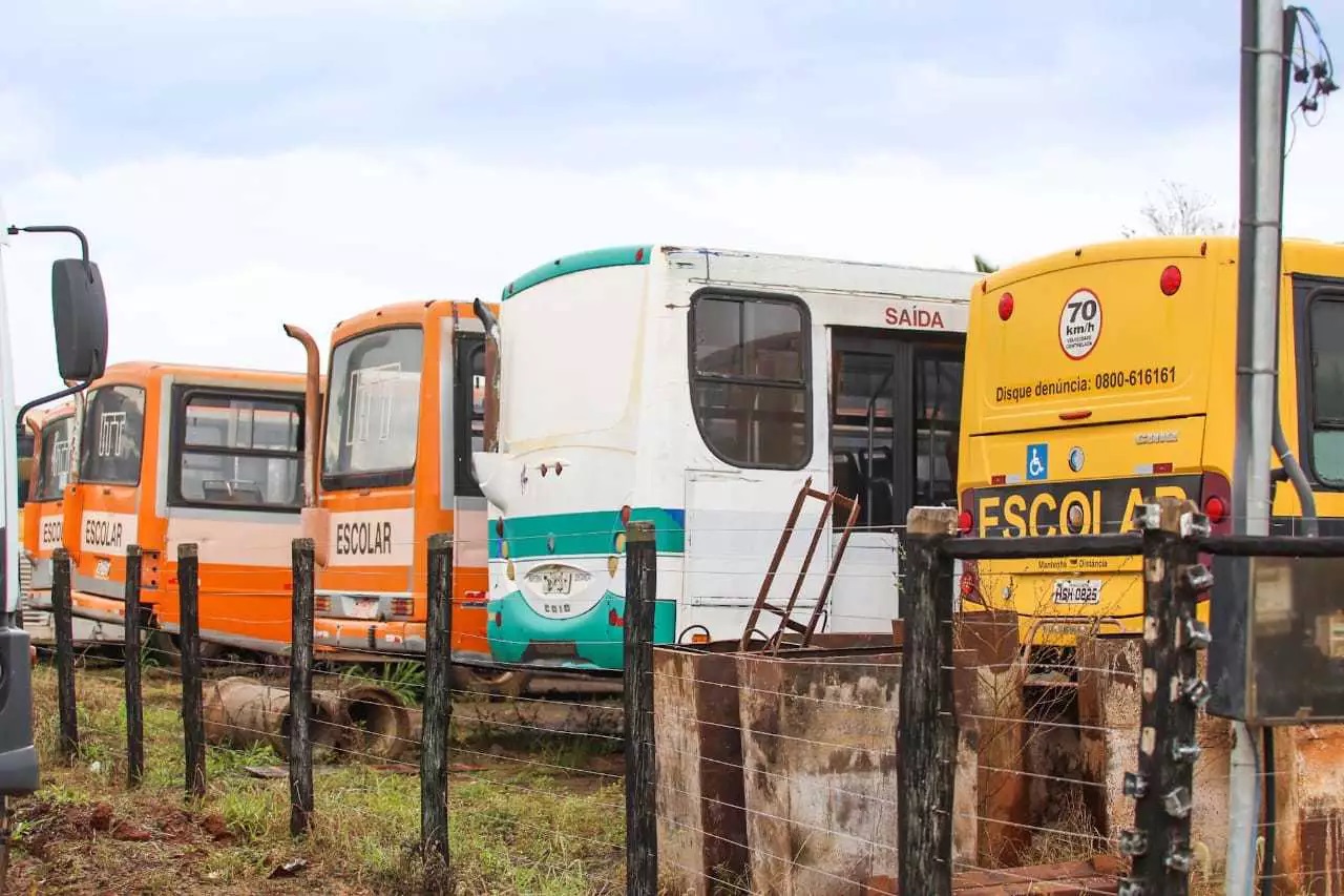 Ônibus parados em pátio de secretaria de Bandeirantes - Foto: Marcos Maluf